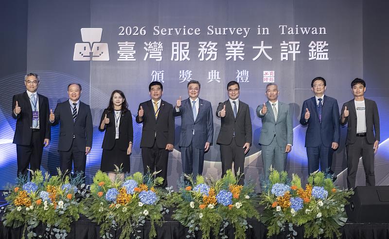 圖4、2026「台灣服務業大評鑑」今日舉行頒獎典禮,行政院長卓榮泰(中)出席致詞,遠傳由公司營運服務管理群資深副總經理杜偉昱(右4)代表領獎。