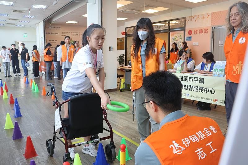 此次展覽透過互動體驗及專業解說，讓民眾認識行動輔具的功能。