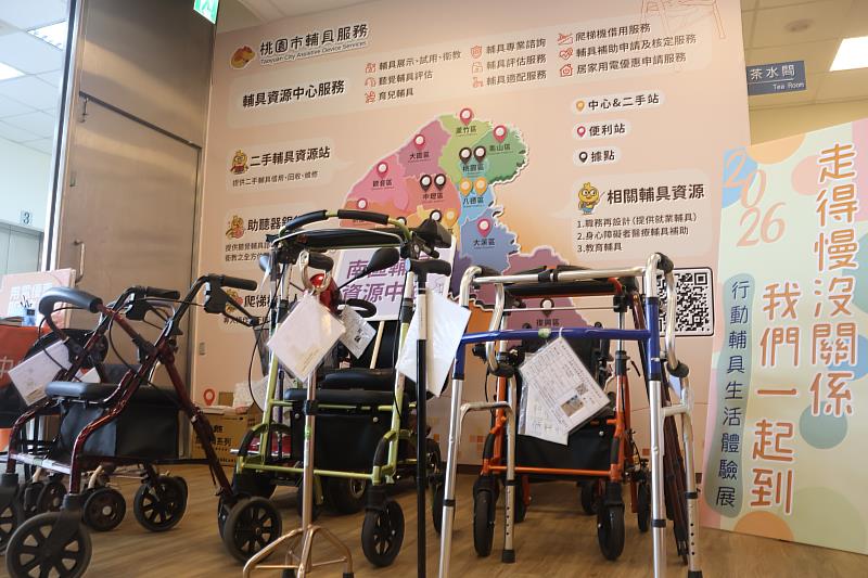 活動現場展示拐杖、助行器、帶輪型助步車、電動代步車及電動輪椅等行動輔具，供民眾體驗與了解不同輔具的功能。