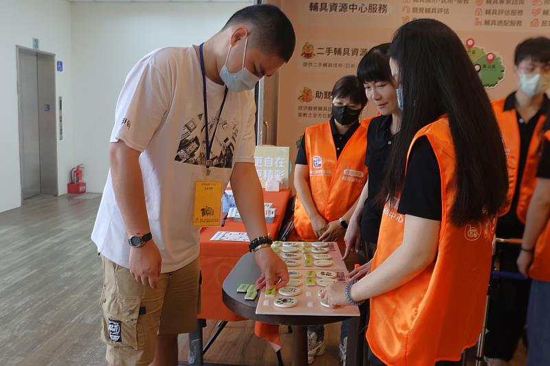 桃園南區輔具中心邀請民眾透過體驗，重新認識輔具在生活中的角色。