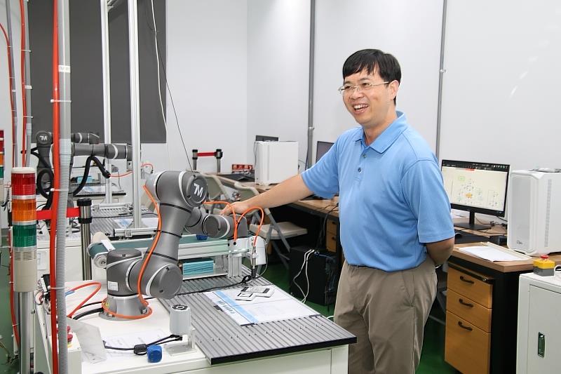 【四大實驗室・證照加持】先進智慧製造科技中心內附設CNC乙級、機電整合丙乙級、協作機械手臂及 iPAS 感知器應用等4大技能輔導實驗室。王聖禾主任強調,透過實作導向教學輔導學生取得專業證照,是銜接產業轉型最快的方法。(遠見雜誌攝影)