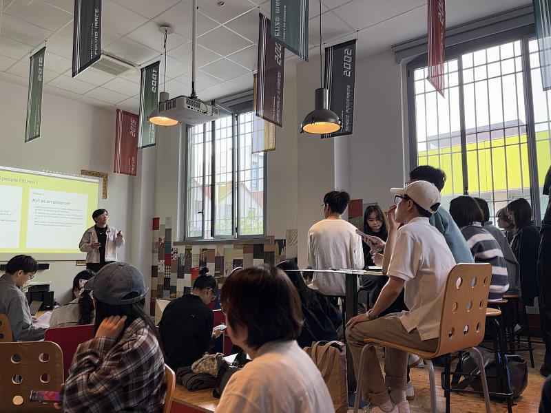 米蘭理工大學博士研究員JiaXin Liu帶領臺科大設計系同學一同深入探討公共服務、永續政策制定及城市綠色轉型的前沿方法,分享其與歐盟支持的CoDesign4Transitions研究網絡合作的部分成果和方法。