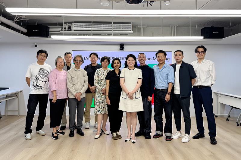 評審委員左起：索卡藝術負責人蕭博中、琢璞藝術中心負責人王色瓊、Richard Koh Fine Arts負責人Richard Koh、漢雅軒總監張頌仁、Gana Art 總監 Jung Lee、阿波羅畫廊總經理張凱廸、藏家代表Natasha Sidharta、會議主席畫廊協會理事長陳菁螢、藏家代表Ichiro Fukano、双方藝廊創辦人胡朝聖、亞洲藝術中心總經理李宜勳、恆成紙業負責人鄭宗杰。