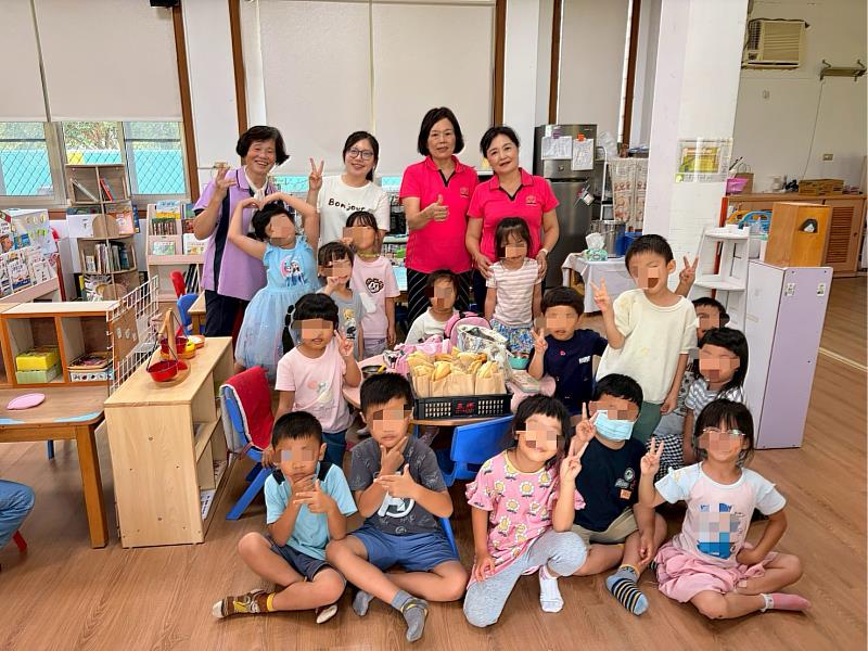 救國團送愛進校園 石頭餅飄香陪伴學童迎接快樂暑假