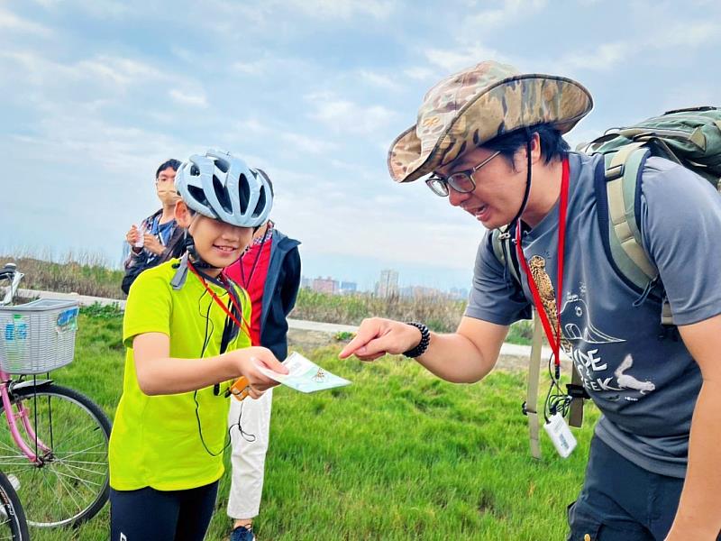 生態達人周俊廷帶聽眾上山下海,踏查淡水河口濕地與觀音山生態。