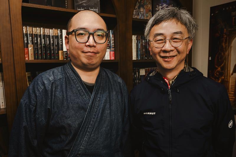 主持人知名作家唐墨(左)及國立臺灣博物館研究人員林一宏。