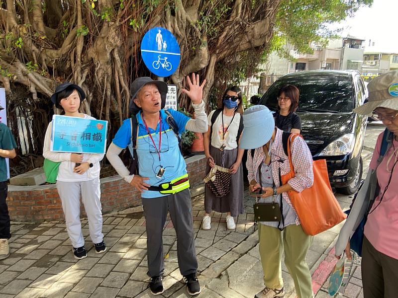 文史工作者周正義從淡水河口地貌變遷說到八里開發史。