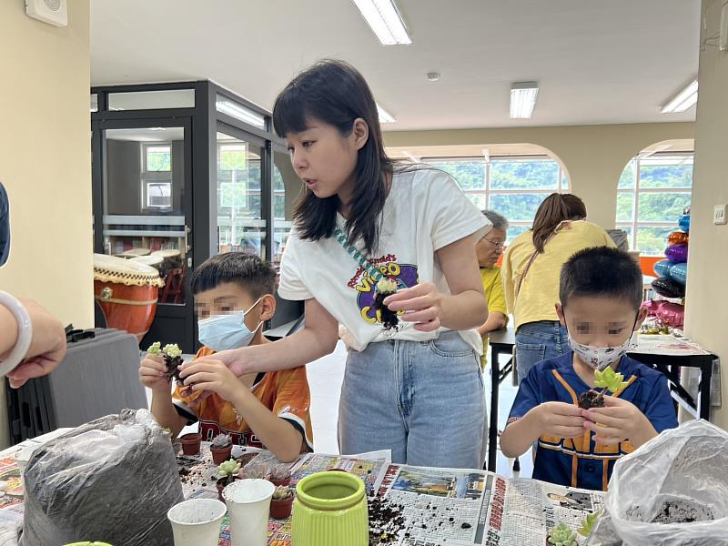 愛分享聚光計畫點亮偏鄉希望 救國團攜手大南國小手作仙人掌盆栽實現孩子夢想