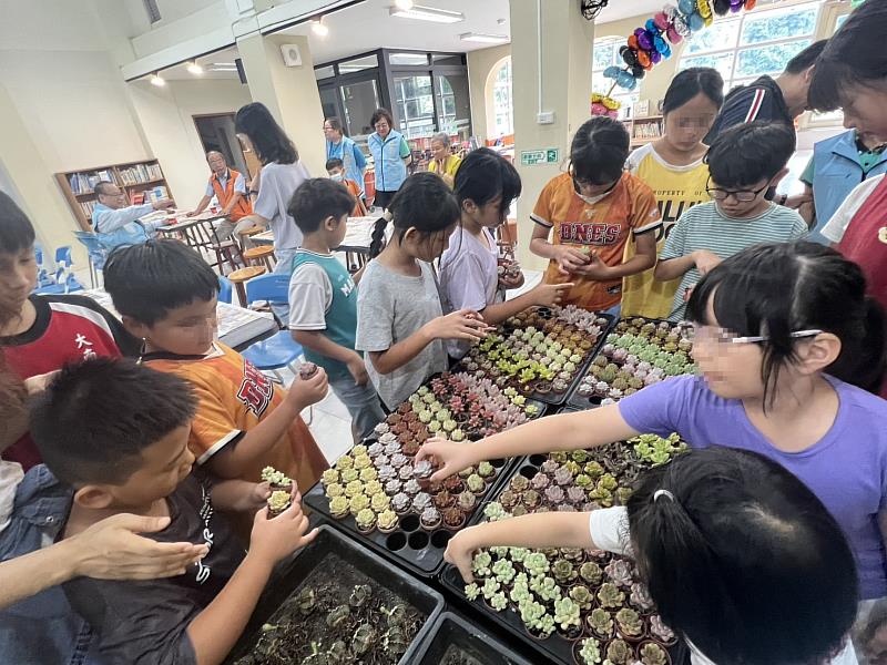 愛分享聚光計畫點亮偏鄉希望 救國團攜手大南國小手作仙人掌盆栽實現孩子夢想