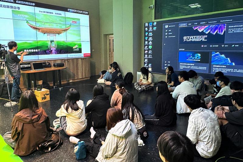 講師透過大螢幕展示AI影像系統與實務案例。