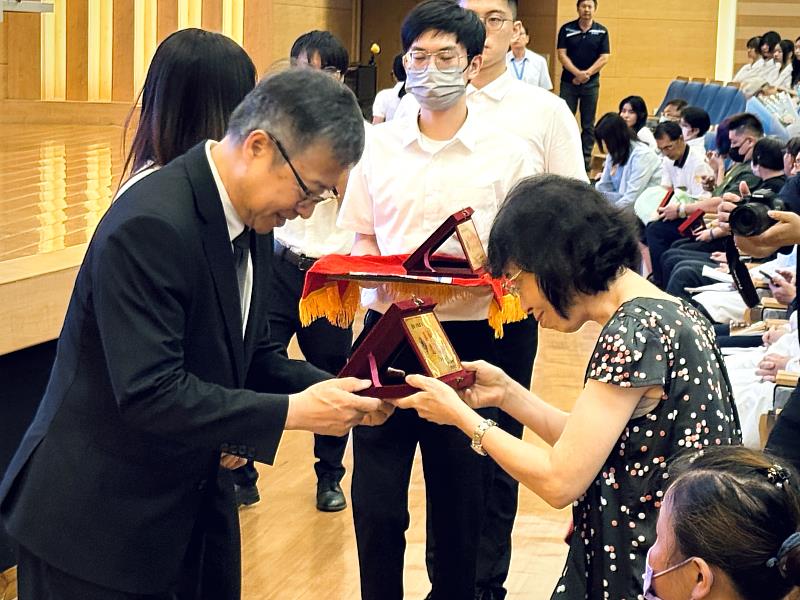 高雄醫學大學校長余明隆代表學校致贈感謝牌給大體老師家屬。