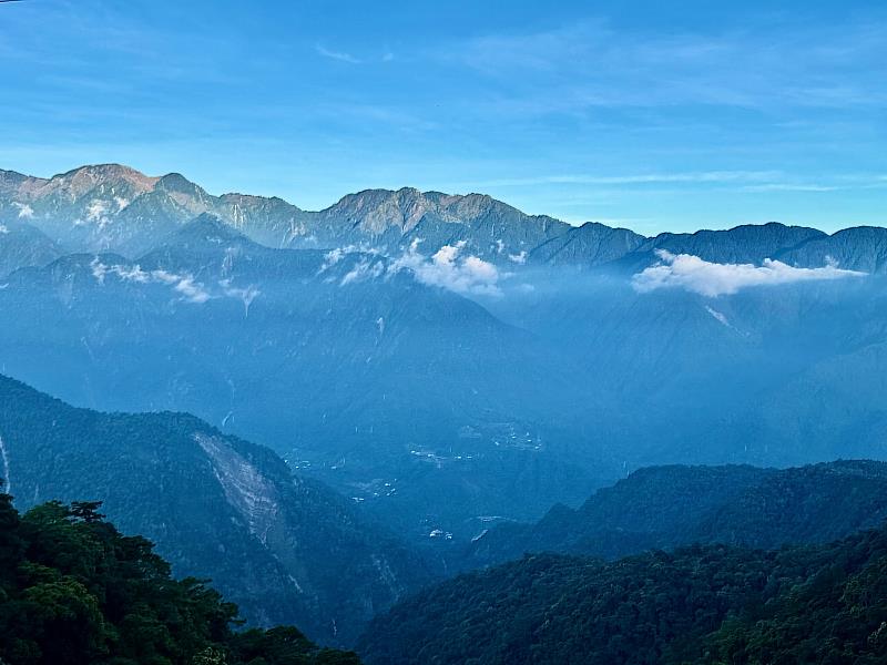 在大雪山可遠眺層狀山峰景致。