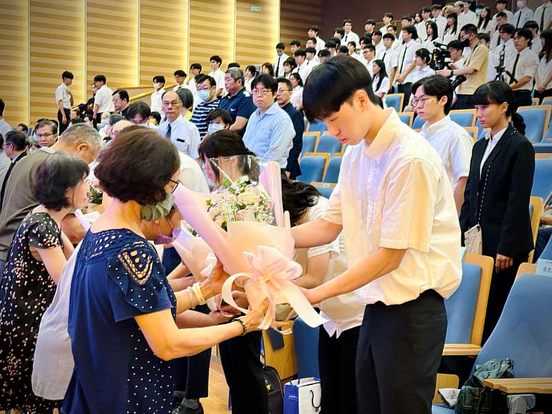 高醫大學生獻花給大體老師家屬表達謝意。