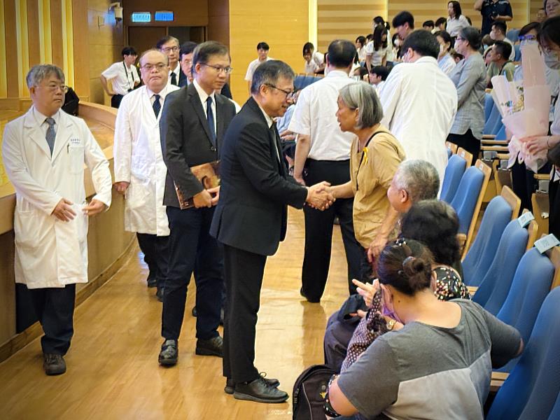 高雄醫學大學校長余明隆帶領團隊向大體老師及家屬致意。
