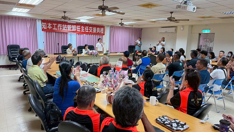 知本站新卸任主任交接典禮(2)。