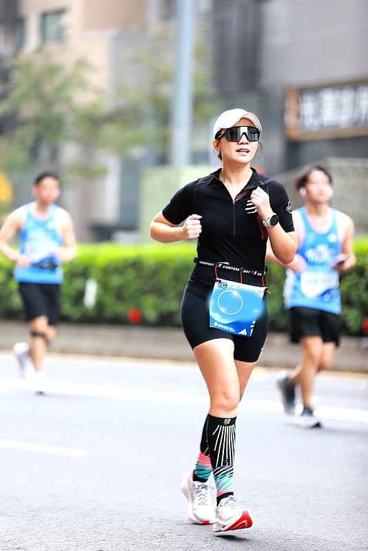 系友陳依琳錄取台師大和清華大學博士班，她分享自己以跑步鍛鍊身心，培養自律與工作韌性，也分享社工的系統觀是理解人的基礎， 未來希望發展更多幫助大專生表達與理解自我的方法。