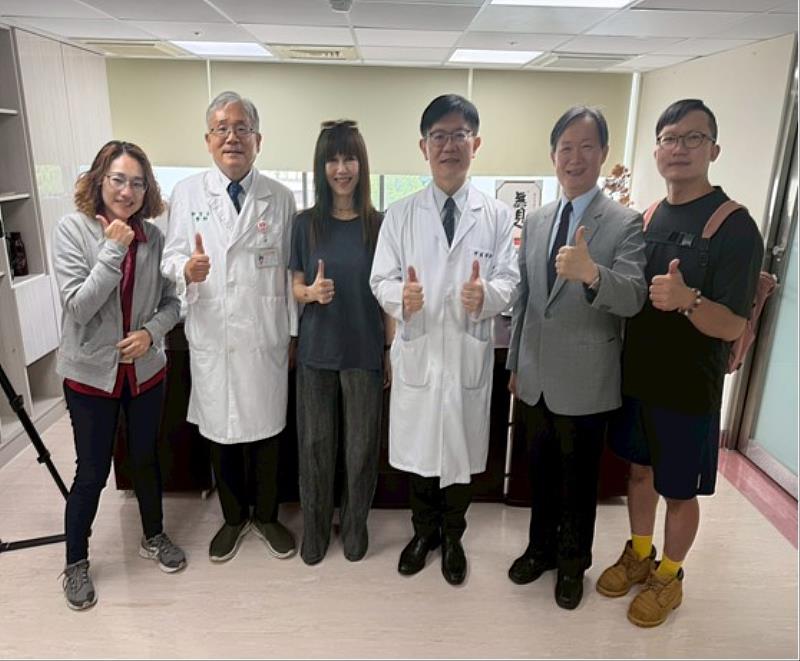 臺北市立聯合醫院陽明院區院長邱逸淳表示，藝術療癒有助提升長者心理健康與社會參與，使其從被照顧者轉為積極參與者，重拾自信與價值感。