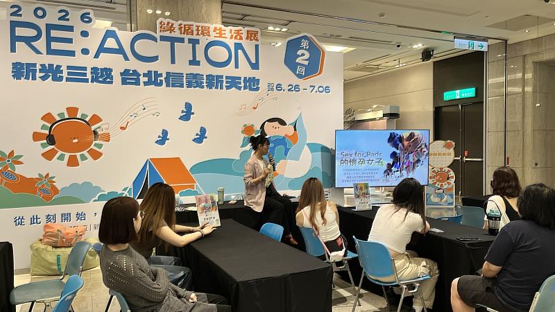 為讓永續理念化為具體行動，愛女孩亦於展場舉辦布衛生棉工作坊。邀請觀展民眾親自動手，一針一線縫製布衛生棉。