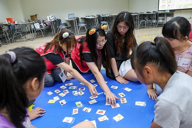 「能量補給站」由民生學院營養學系規劃，帶領孩子認識原型食物、蔬果營養及均衡飲食的重要性。