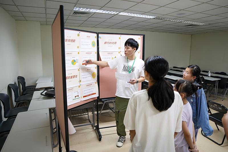 管理學院學生設計沉浸式財商體驗，透過模擬購物、情境選擇及團隊挑戰，引導孩子思考「需要」與「想要」的差別。