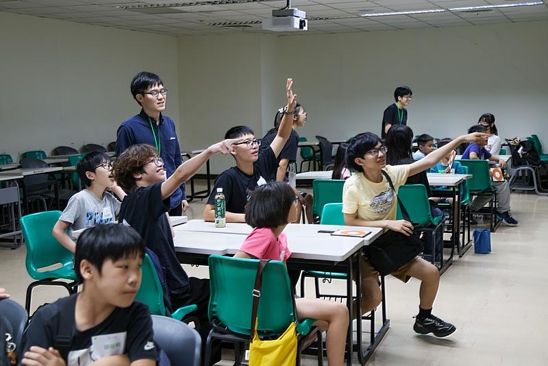 「AI迷霧解碼」由醫學院學生帶領孩子走進AI與網路世界，透過情境遊戲與互動解謎，學習辨識真假資訊、防範網路詐騙。