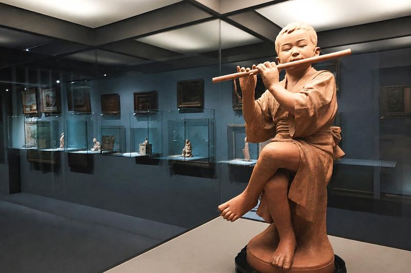 從作品形式、創作背景及時代文化等面向進行解說，引導觀眾發現作品中的細節與藝術家的創作理念。