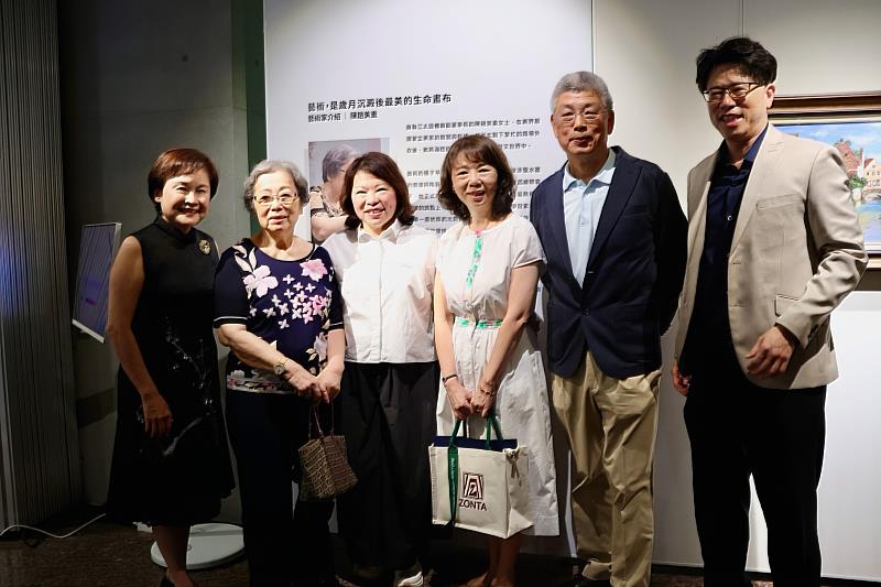 市長與陳趙美重（左2）及陳明賢（右3）合影。