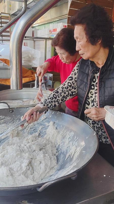 救國團臺北市內湖區團委會愛心小站暖銀髮 共餐手作樂活趣