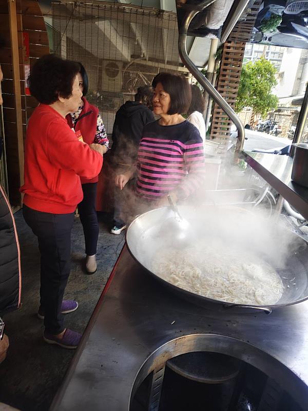 救國團臺北市內湖區團委會愛心小站暖銀髮 共餐手作樂活趣