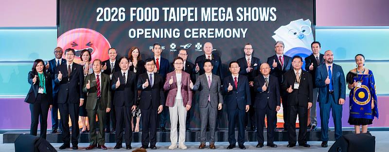 2026年台北國際食品系列展今日盛大開幕,現場由外貿協會董事長黃志芳(前排左5)、中華民國總統府何志偉副秘書長(前排左6)、經濟部何晉滄政務次長(前排左4)、外交部葛葆萱常務次長(前排左7)、農業部林家榮主任秘書(前排左3)等貴賓共同祝酒,見證亞洲指標性食品產業盛會正式啟動,定義全球食品產業新未來。(貿協提供)