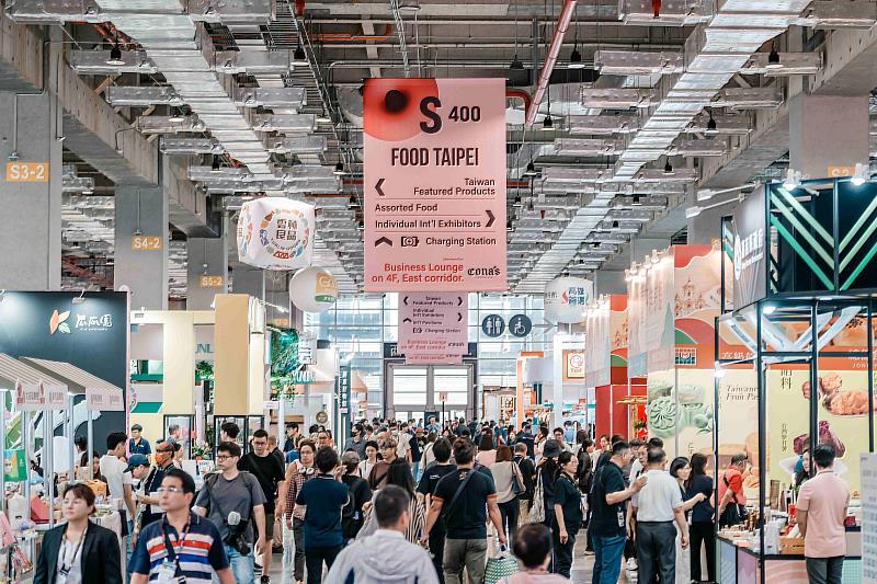 展覽現場人潮絡繹不絕，展現2026台北國際食品系列展之國際盛況，持續引領全球食品產業創新發展。（貿協提供）