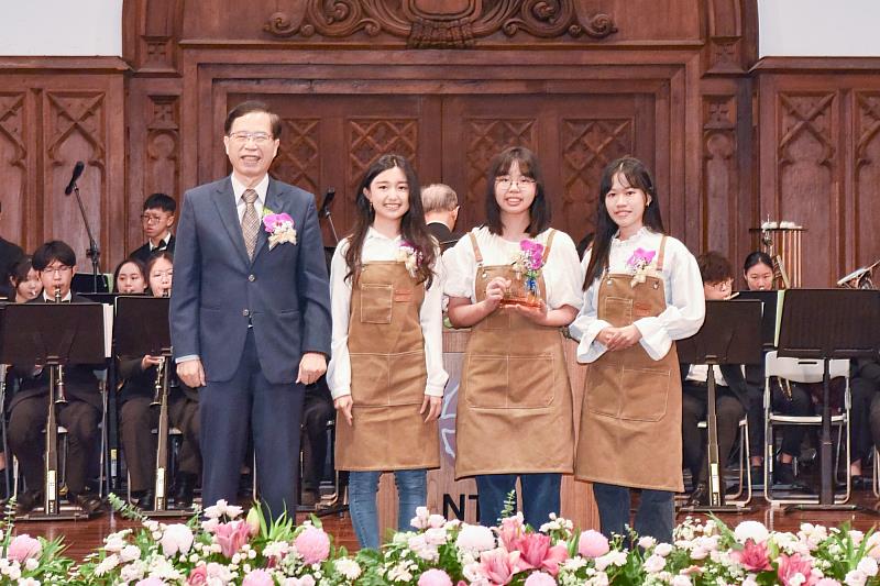 Salute乾杯團隊(由國立台灣師範大學社會教育學系 黃品恩同學、陳虹羽同學以及李昕慧同學組隊)成功研發「可食用餅乾杯」,以具體行動落實日常減塑。