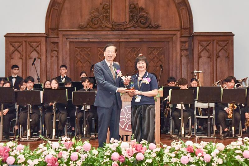 華語文教學系研究生林姿均,因持續陪伴基層教師專業成長,並關注原鄉地區資源需求、主動連結相關資源,榮獲本屆社會實踐獎肯定。