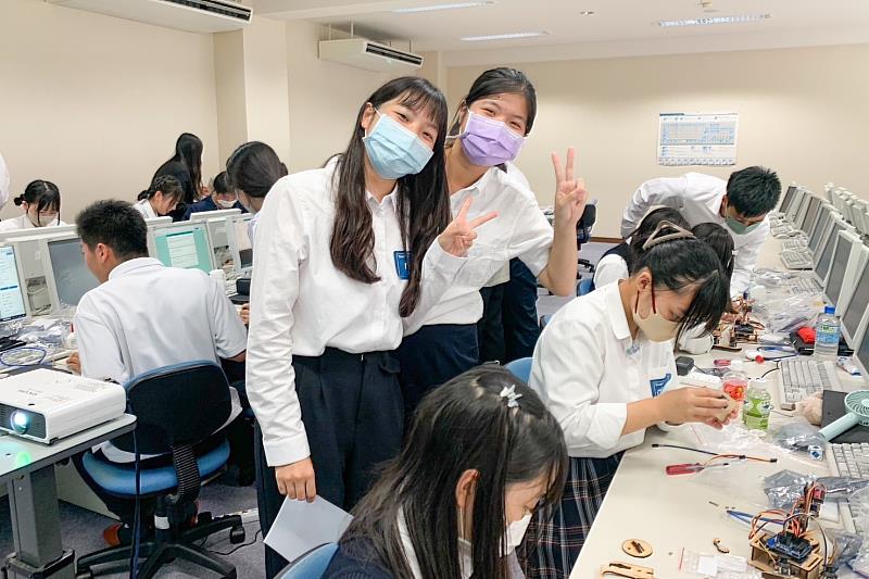 前往日本及越南全英課程及教學見習,拓展國際視野與實務經驗。