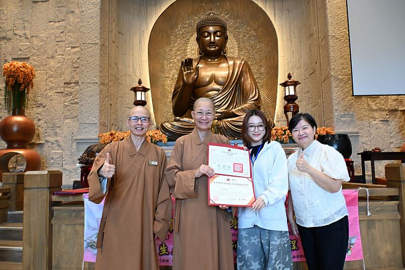 馬來西亞星二代黃子宴(右2)考取「生死教育種子師資國際證照班」初階證照,由月光寺住持妙勳法師授予證書,並和兩位授課老師合影。