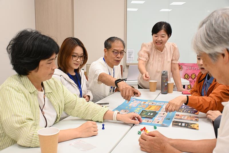 南華大學終身學院首開花東生死教育師資國際證照班,台灣生死關懷教育推廣協會創辦人郭慧娟老師(左4),帶領學員從桌遊探索生死領域。