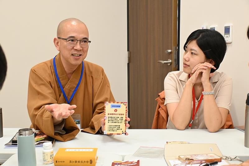 南華大學終身學院首開花東生死教育師資國際證照班,佛光山日光寺住持慧是法師,特別從台東來參加課程,與學員共同討論生死議題。