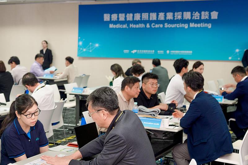 2026台灣國際醫療暨健康照護展開展首日人潮絡繹不絕,展場洽談氣氛熱烈。(貿協提供)