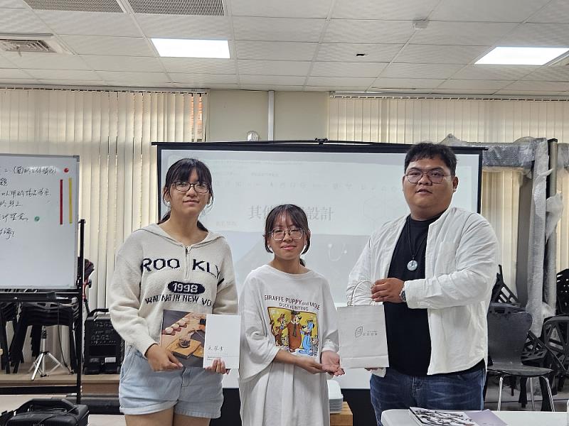數位媒體設計學系課程投入欣園製茶視覺設計。