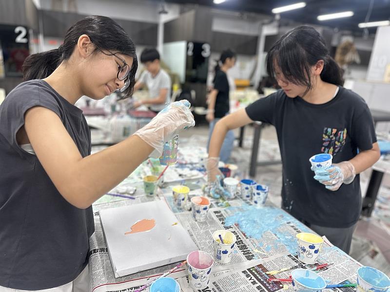 設計色彩感知流動藝術創作。