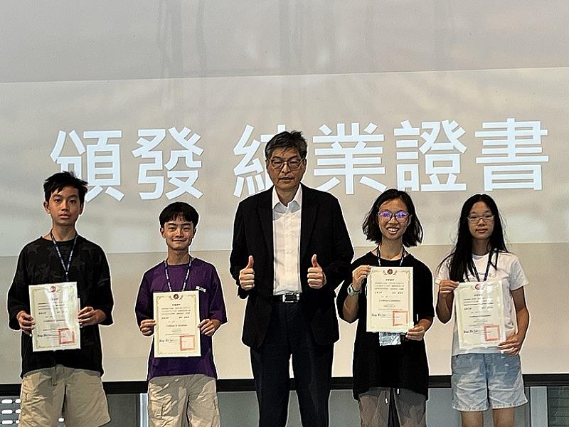 長榮大學孫惠民校長頒發結業證書。