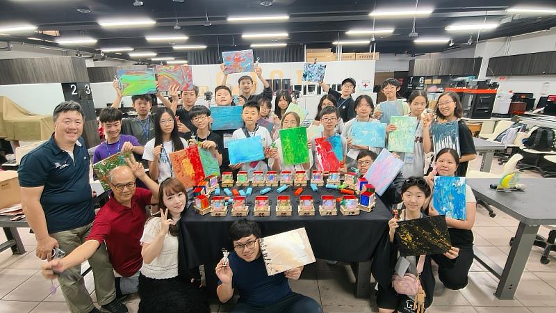 長榮大學及香港滙基書院(東九龍)師生作品合照。