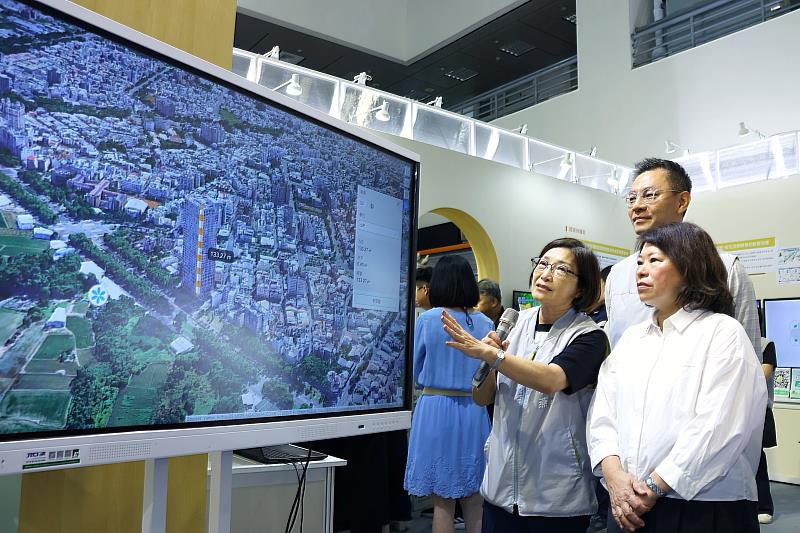 黃敏惠市長參訪嘉義市智慧國土4D數位治理平台應用,並予以讚許。