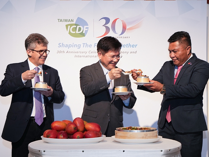 林佳龍部長與康仁德部長及巴諾亞部長一同以白鰻糯米飯「乾杯」,象徵臺灣與友邦情誼歷久彌新。