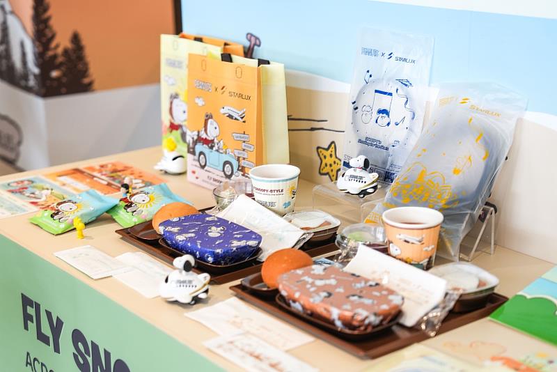 星宇航空2026年全新系列SNOOPY主題航班自即日起至12月31日,包含登機證、行李吊牌、機上螢幕、紙巾、紙杯等備品都將換上全新SNOOPY四季主題。