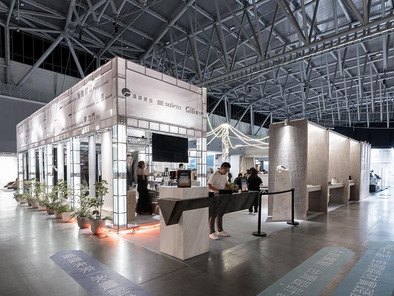 遠雄建設、山恩、集力門在空間、材料與結構領域中各自發揮本領，共構出極具設計美感的展區。