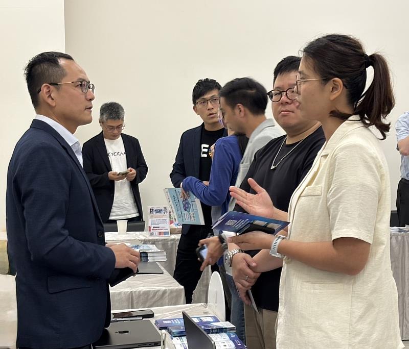 資服廠商現場進行解決方案說明,讓業者更瞭解實際落地應用方式。