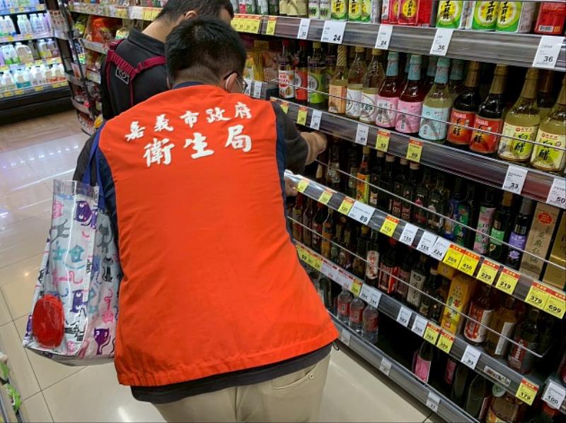 衛生局稽查油品下架。