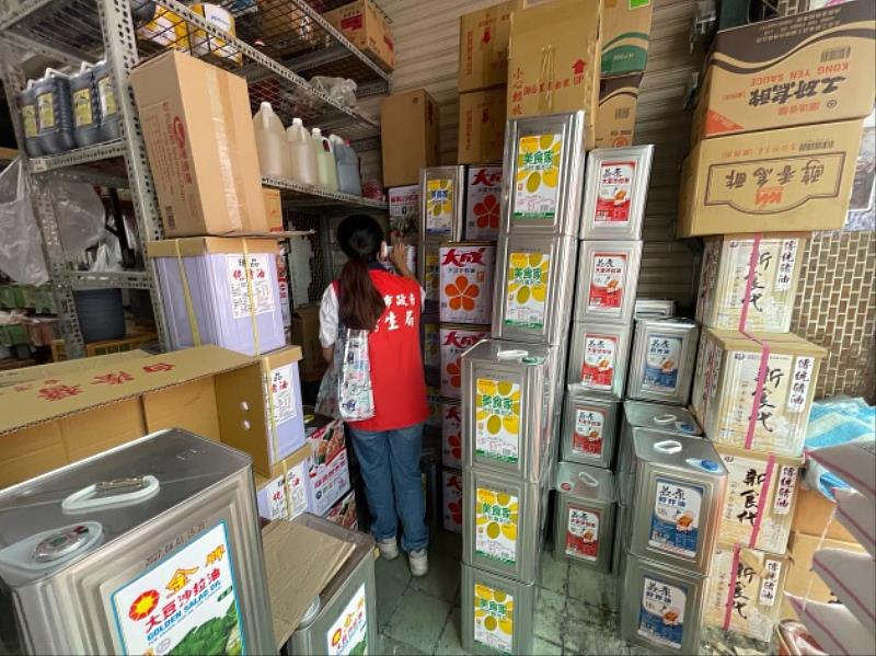 衛生局稽查油品下架。
