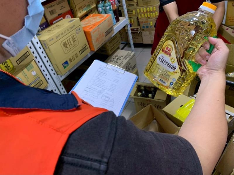 衛生局稽查油品下架。